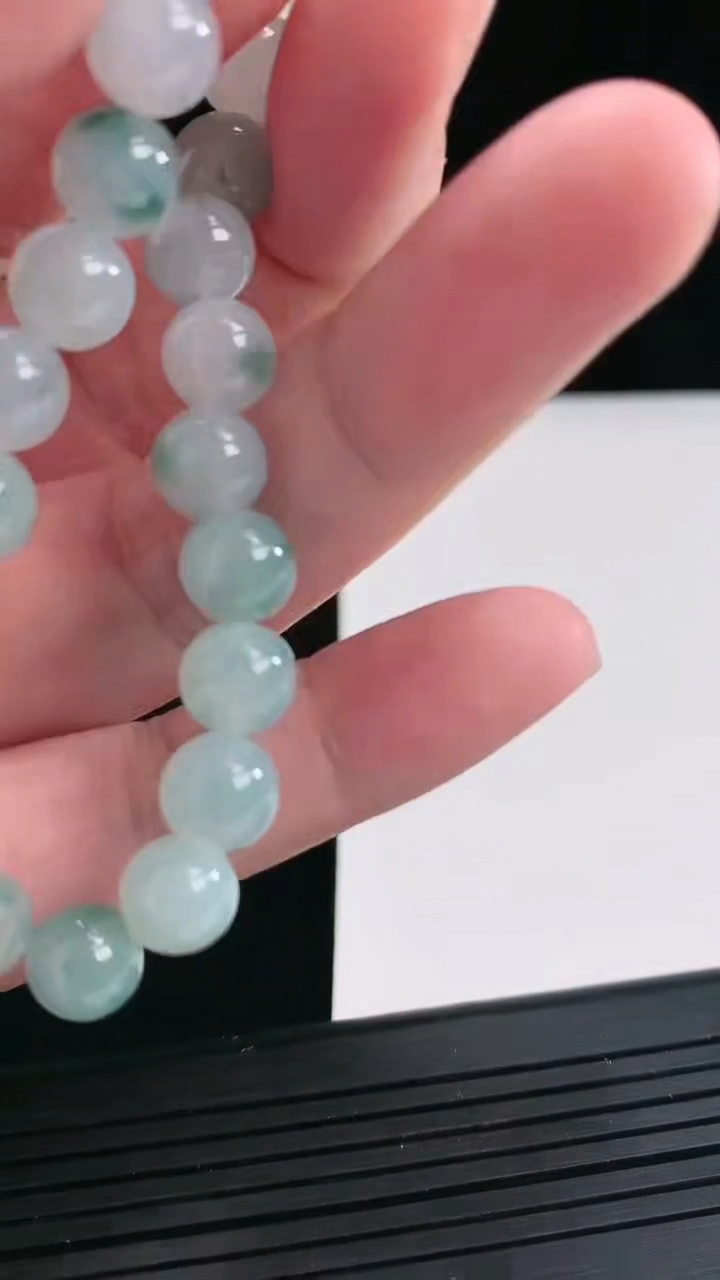 天然A货翡翠飘花圆珠手串，尺寸8-24颗重量:21.23g4月25日
工厂直销收藏佳品,种好水足，色泽均匀，有种有色，上手高大气！