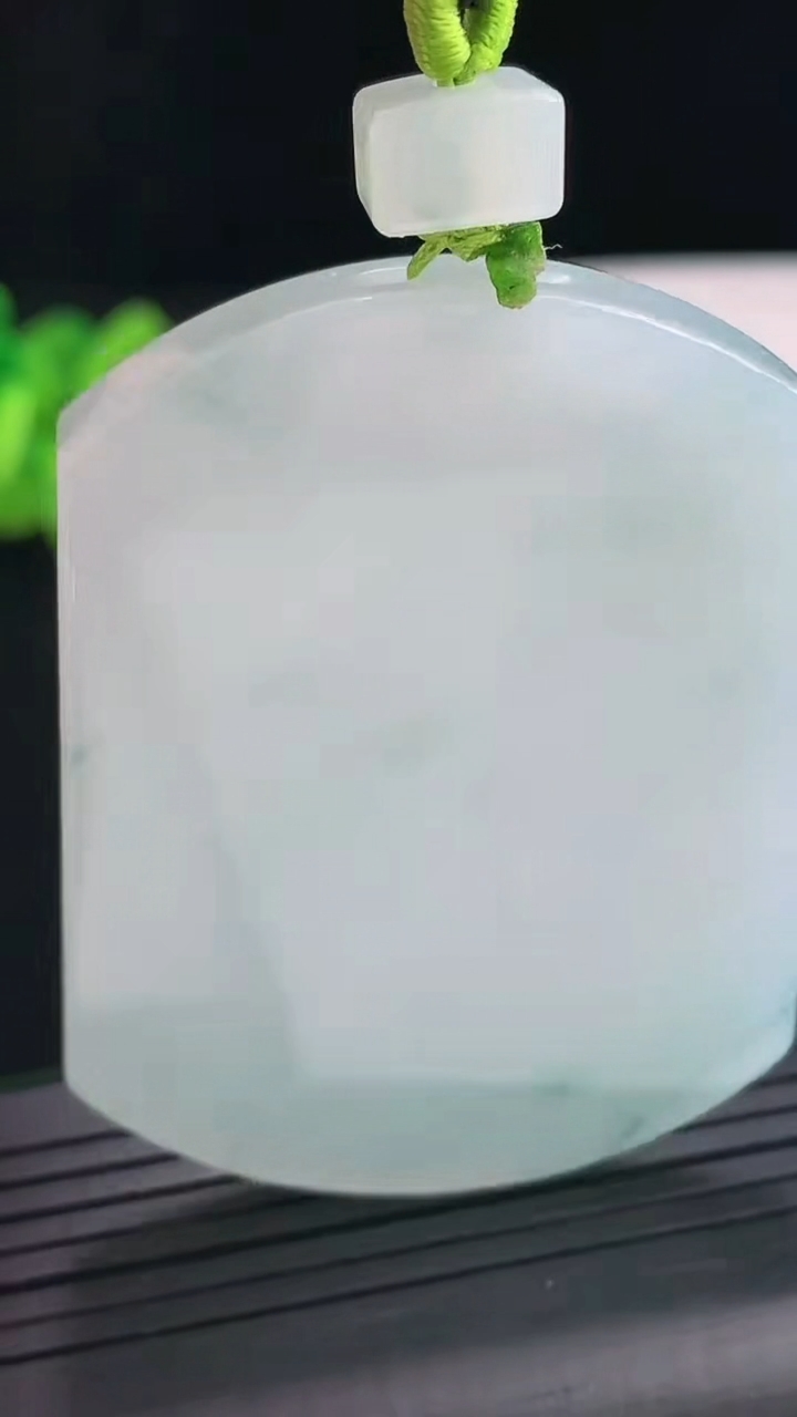 天然A货翡翠飘花无事牌吊坠，尺寸54-41-5.8重量:39.74g
4月25日