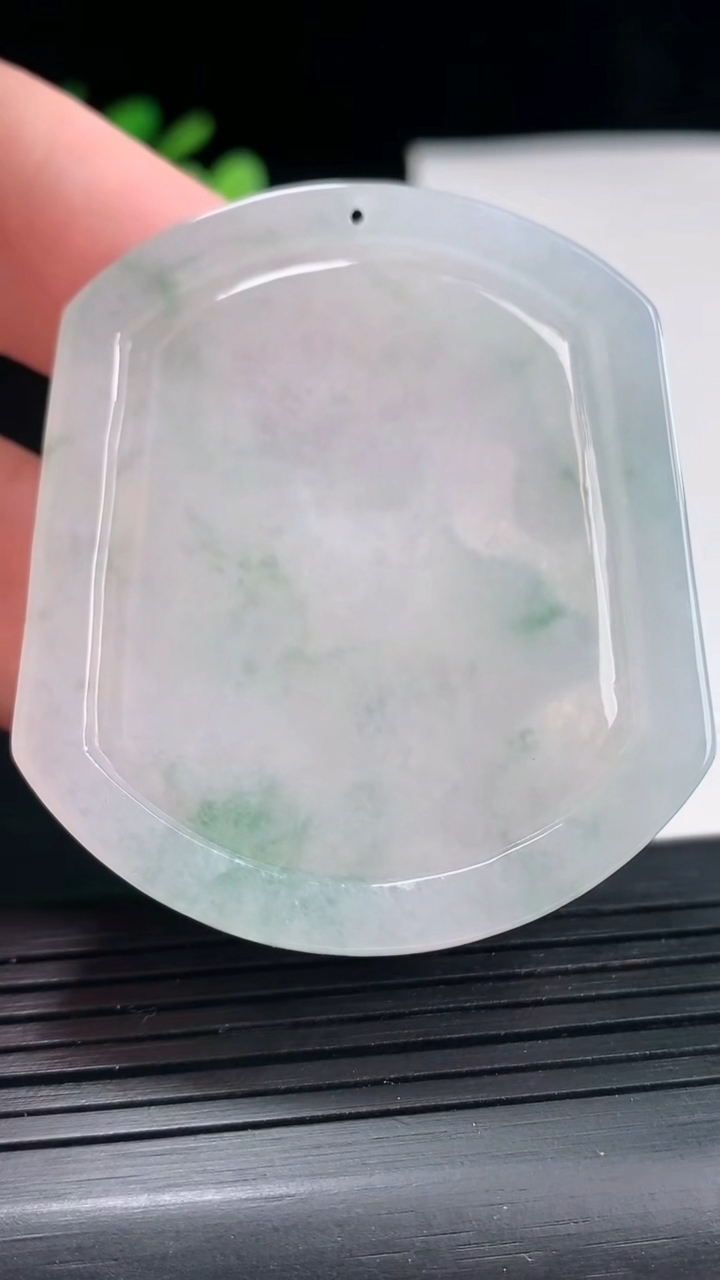 天然A货翡翠飘花生肖猪吊坠，尺寸53-45-5重量:27.56g
4月25日