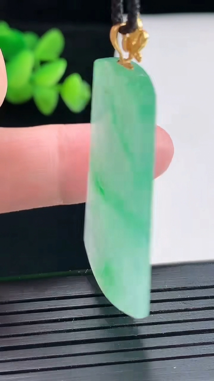 天然A货翡翠无事牌吊坠，尺寸41.6-24.6-5重量:11.65g
4月25日