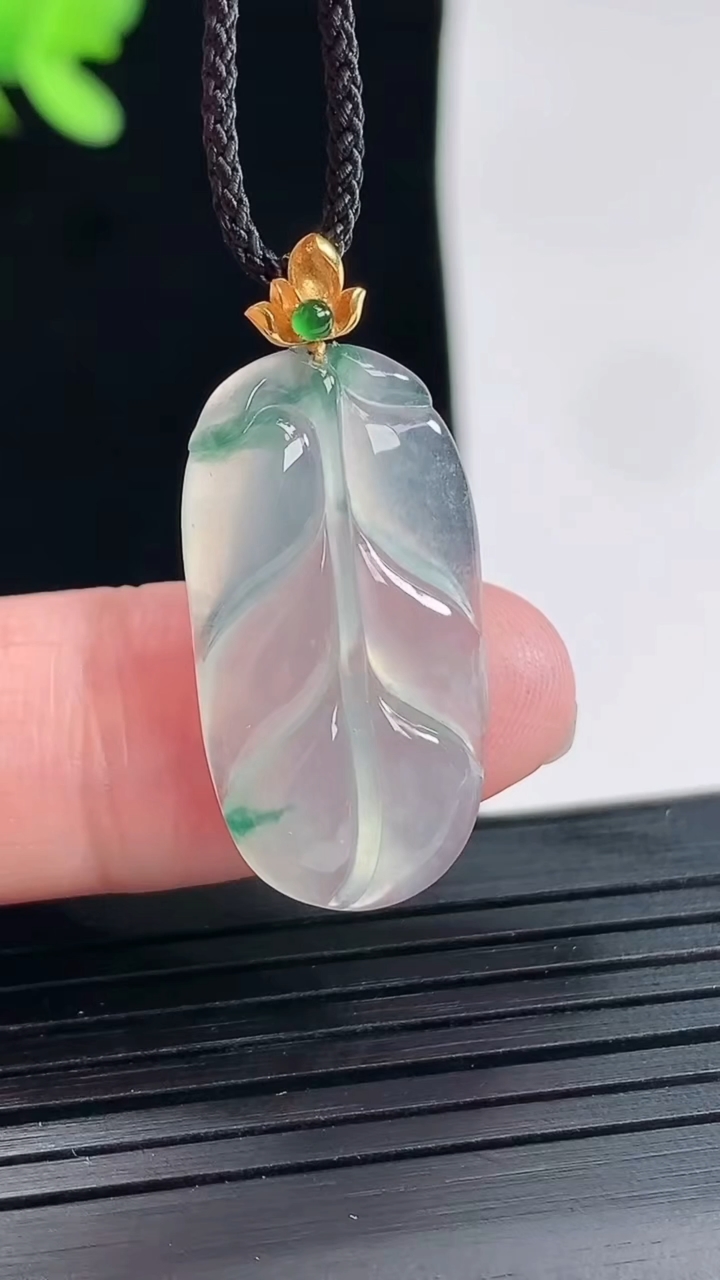 天然A货翡翠种飘花金枝玉叶 叶子吊坠，尺寸24-14-3.2重量:2.49g
4月25日