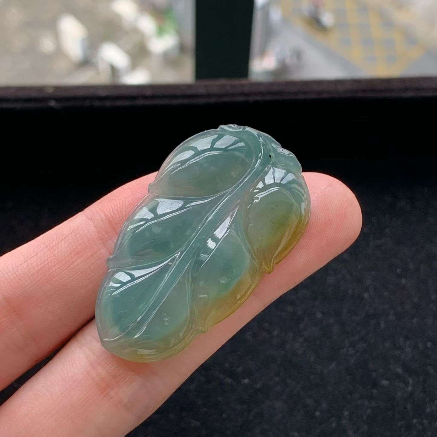 A货天然翡翠冰糯种黄翡叶子吊坠重量9.47g
4月25日