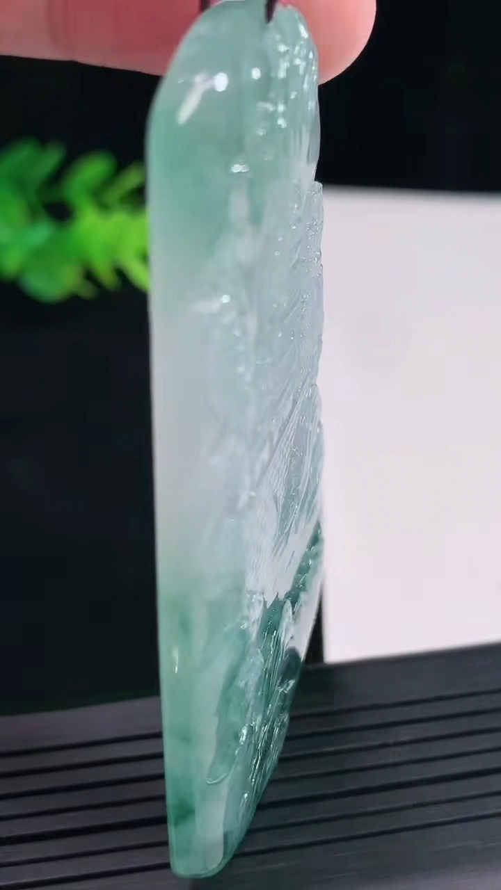 天然A货翡翠牌吊坠，尺寸71-43.6-5.5重量:42.12g
4月25日