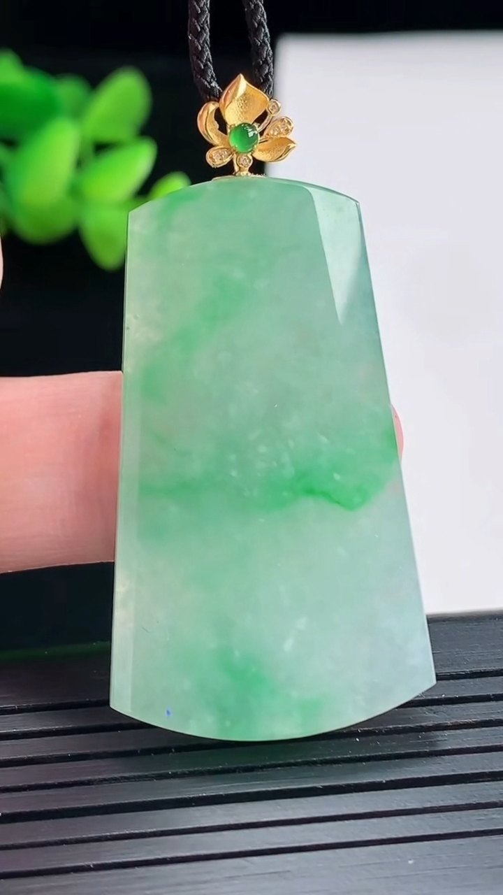 天然A货翡翠无事牌吊坠，尺寸41.6-24.6-5重量:11.65g
4月25日