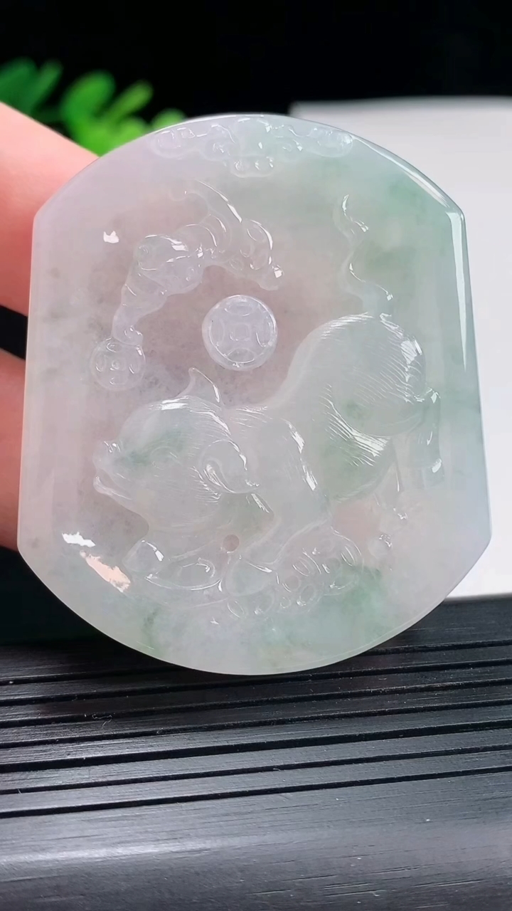 天然A货翡翠飘花生肖猪吊坠，尺寸53-45-5重量:27.56g
4月25日