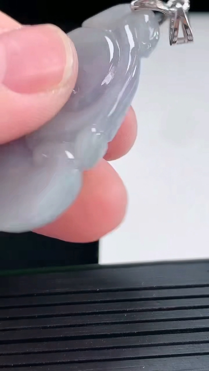 天然A货翡翠紫罗兰如意吊坠，尺寸45.5-29-7.6重量:19.50g
4月25日