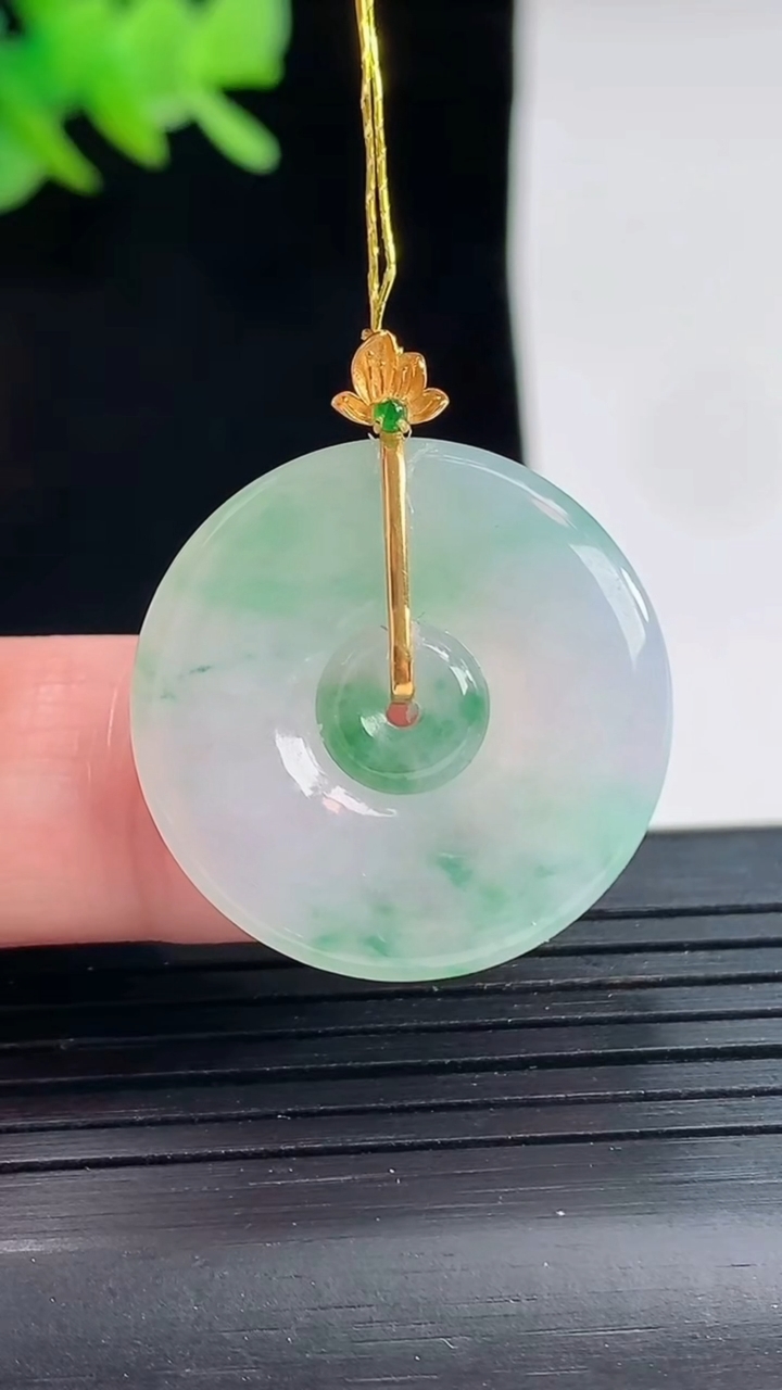 天然A货翡翠子母平安扣吊坠，尺寸24.5-3.6重量:4.83g
4月25日