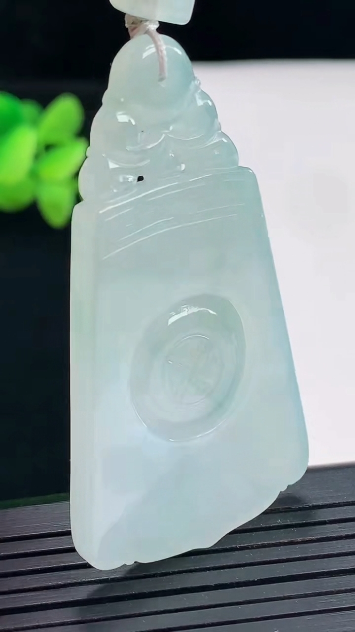 天然A货翡翠飘花仿古无事牌吊坠，尺寸54-30.5-4重量:15.79g
4月25日