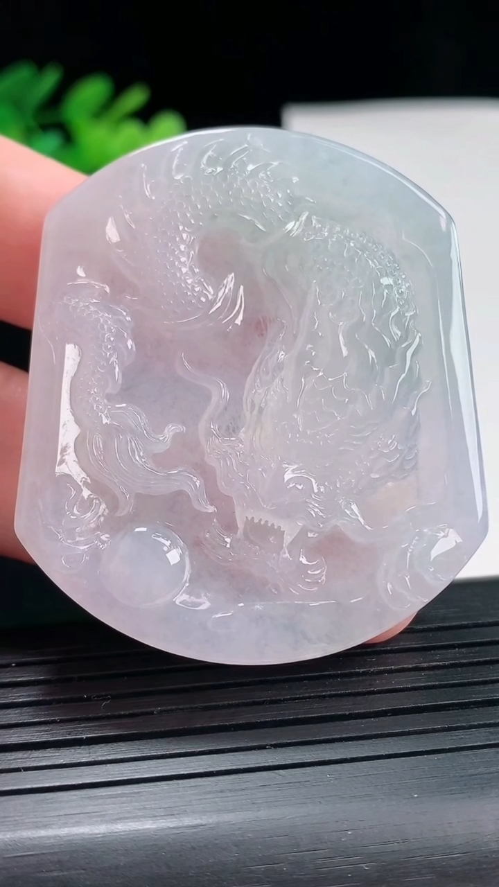 天然A货翡翠龙牌吊坠，尺寸53.5-45-5.5重量:28.92g
4月25日