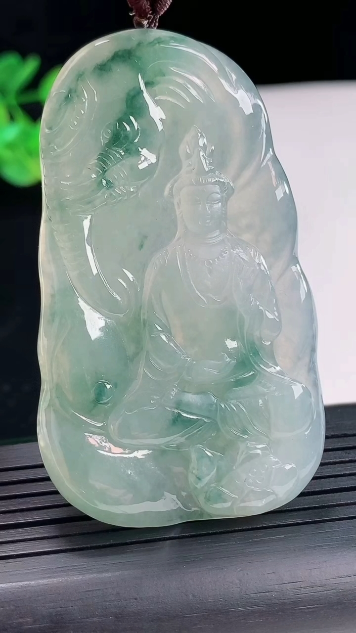 天然A货翡翠祥龙大日如来佛吊坠，尺寸74-42.6-4.6重量:40.73g
4月25日