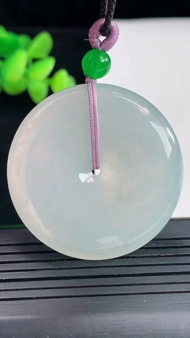 天然A货翡翠平安扣吊坠，尺寸39-5.8重量:28.09g
4月25日