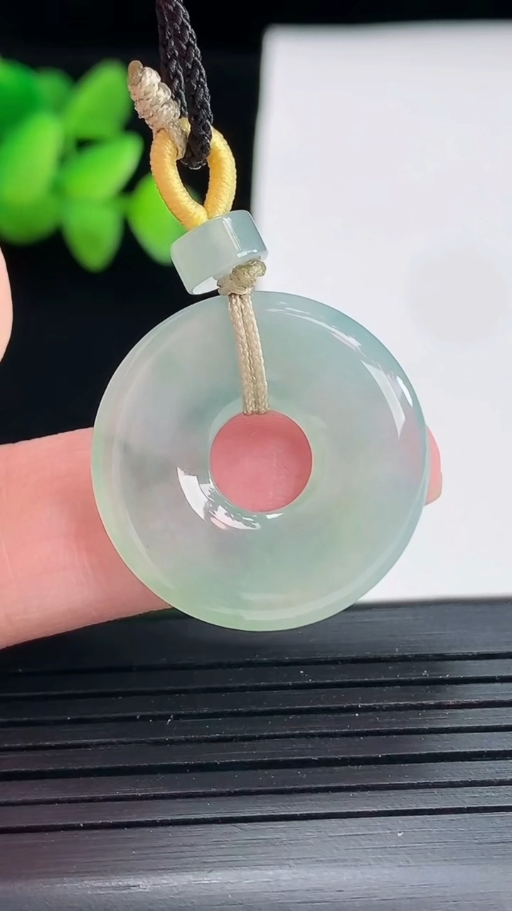 天然A货翡翠平安环吊坠，尺寸24-3.3重量:4.44g
4月25日