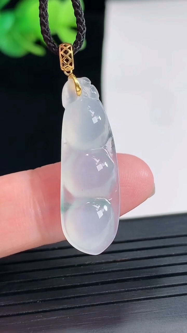 天然A货翡翠种飘花福豆吊坠，尺寸30.6-10-5.3重量:2.82g
4月25日