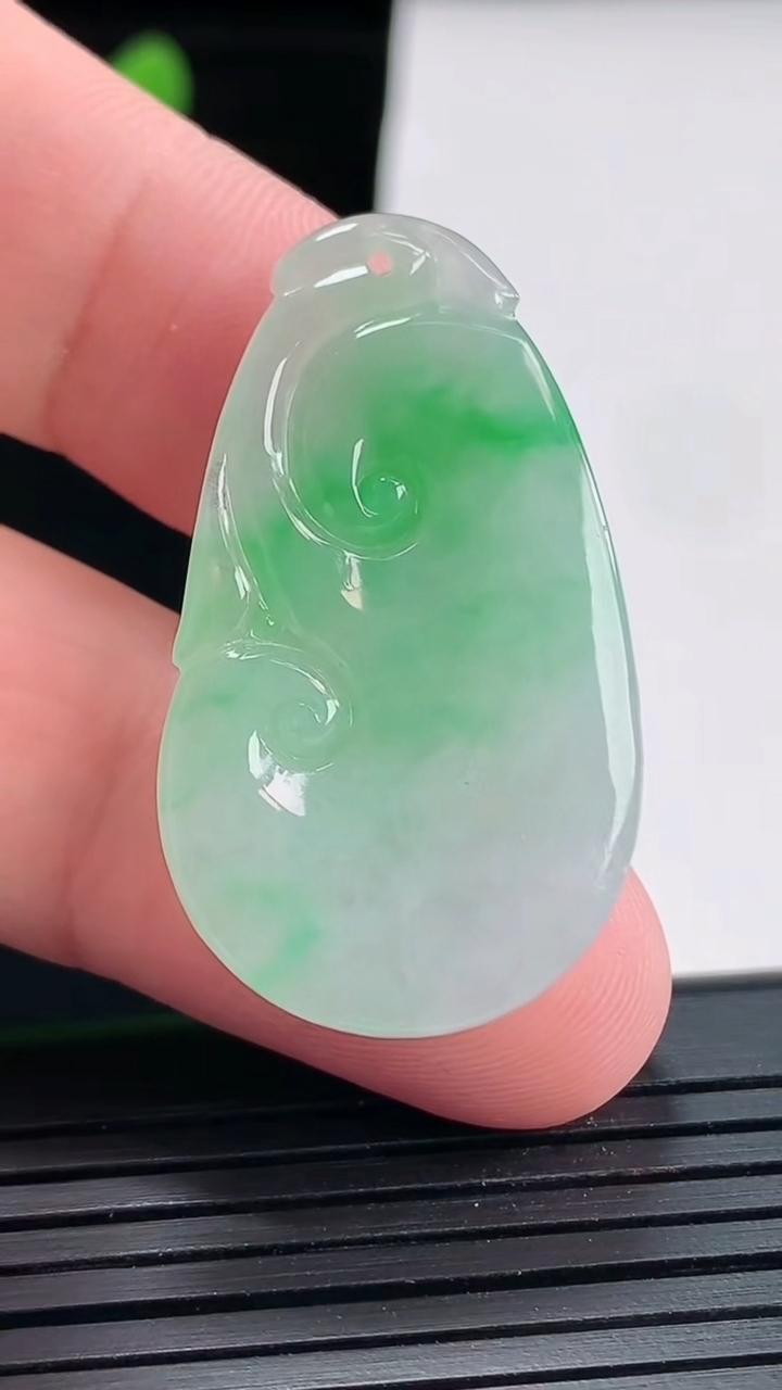 天然A货翡翠如意吊坠，尺寸36.5-21-6重量:8.51g
4月25日