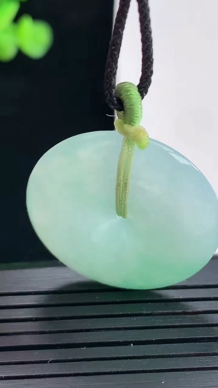 天然A货翡翠平安扣吊坠，尺寸29.5-5重量:9.83g
4月25日