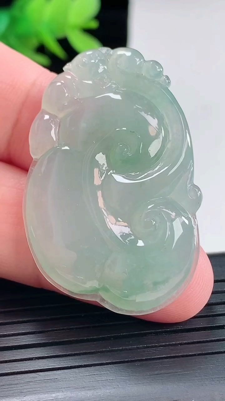 天然A货翡翠如意吊坠，尺寸43-26.8-5.3重量:11.19g
4月25日