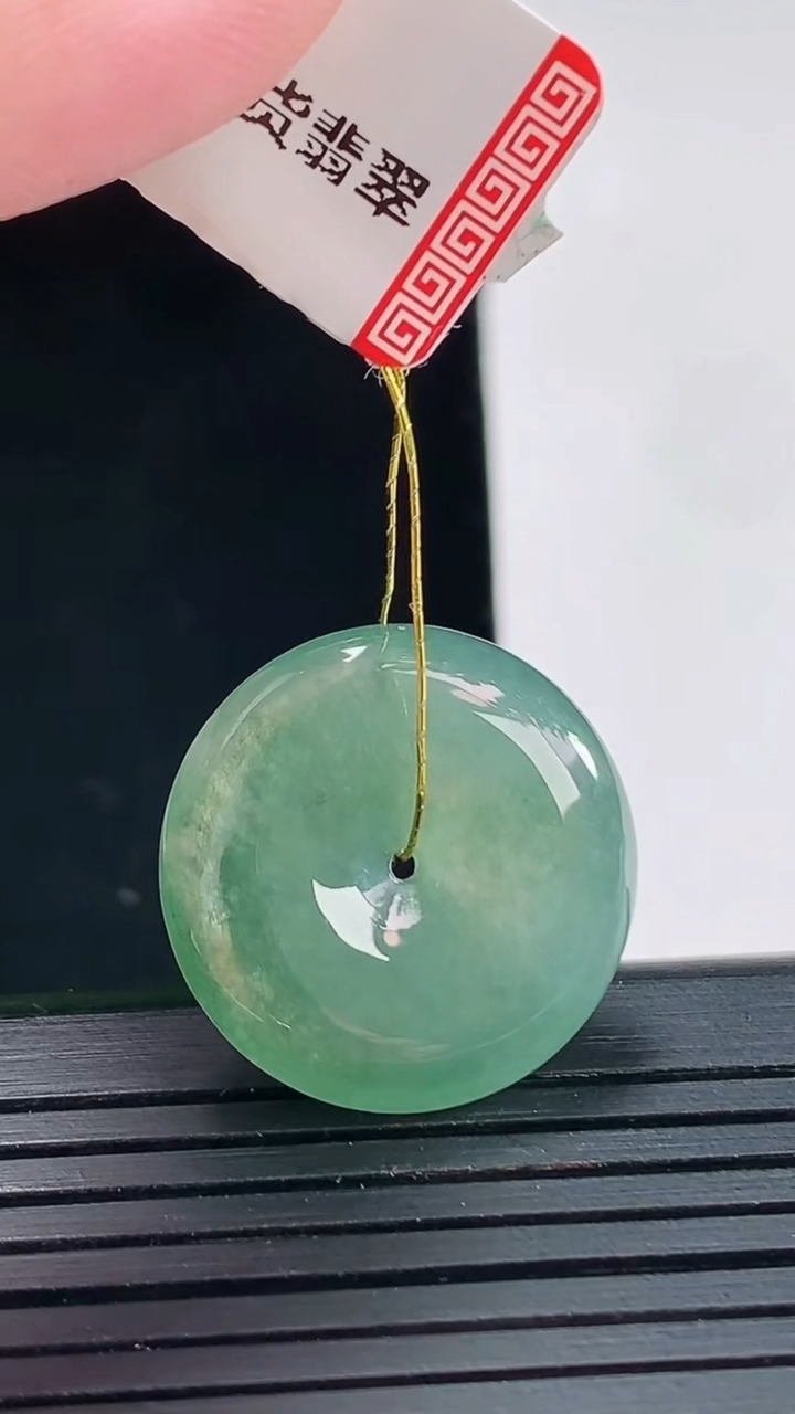 天然A货翡翠平安扣吊坠，尺寸21-5.2重量:5.14g
4月25日