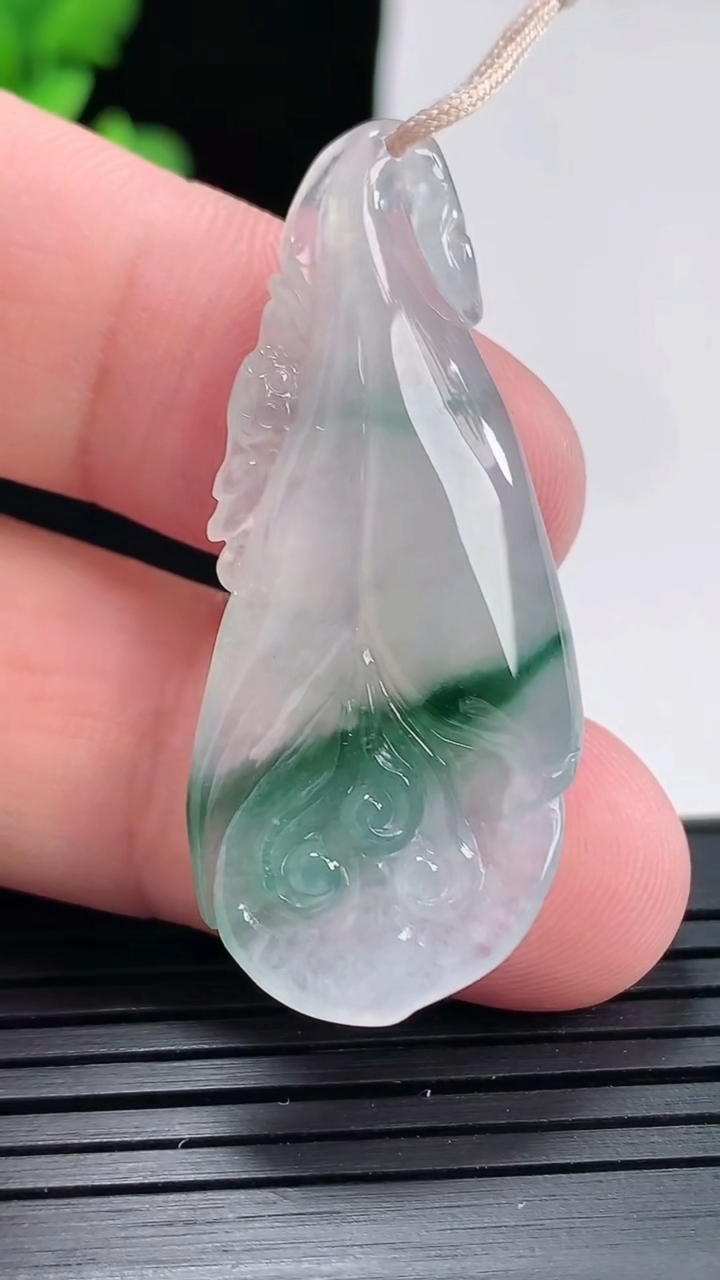 天然A货翡翠飘花玉兰花吊坠，尺寸43.5-19.2-5.5重量:6.25g
4月25日