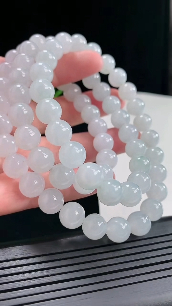 天然A货翡翠圆珠项链，尺寸10-66颗重量:124.14g
4月25日