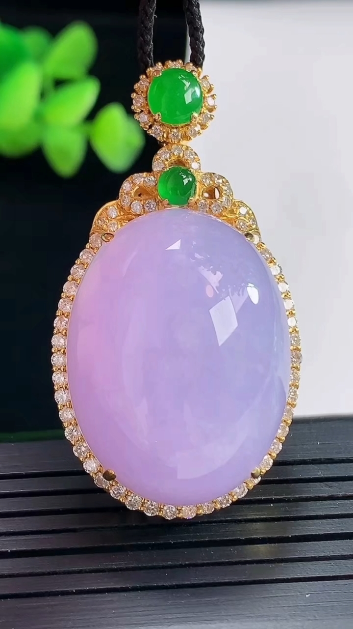天然A货翡翠18k金紫罗兰蛋面吊坠，尺寸46.5-25-15，裸石29-22重量:18.60g
4月
