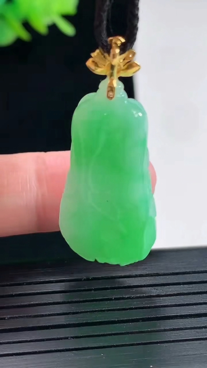 天然A货翡翠白菜吊坠，尺寸33-17.5-6重量:7.26g
4月25日