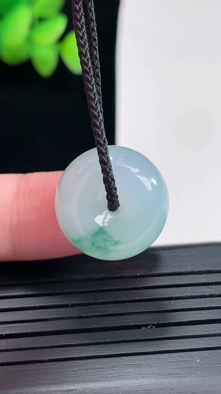 天然A货翡翠飘花路路通吊坠尺寸17.5-11.5重量:7.27g
4月25日