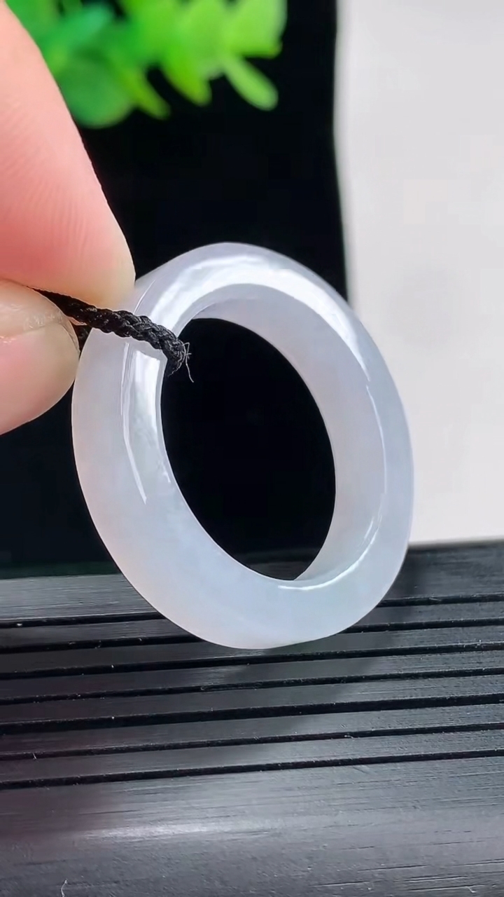 天然A货翡翠玉指环 戒指，尺寸22-5.6-4.2重量:7.30g2026年4月25日
工厂直销收藏佳品,种好水足，色泽均匀，有种有色，上手高大气！