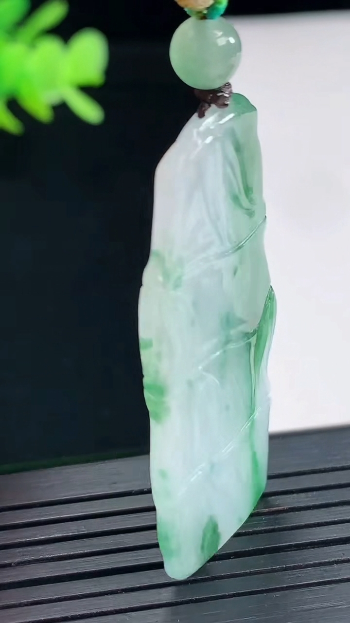天然A货翡翠节节高升 竹节吊坠，尺寸47-22-4重量:12.56g
4月25日
