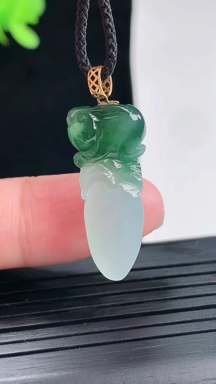 天然A货翡翠18k金飘花生肖兔吊坠，尺寸27-12-6重量:3.45g
4月25日