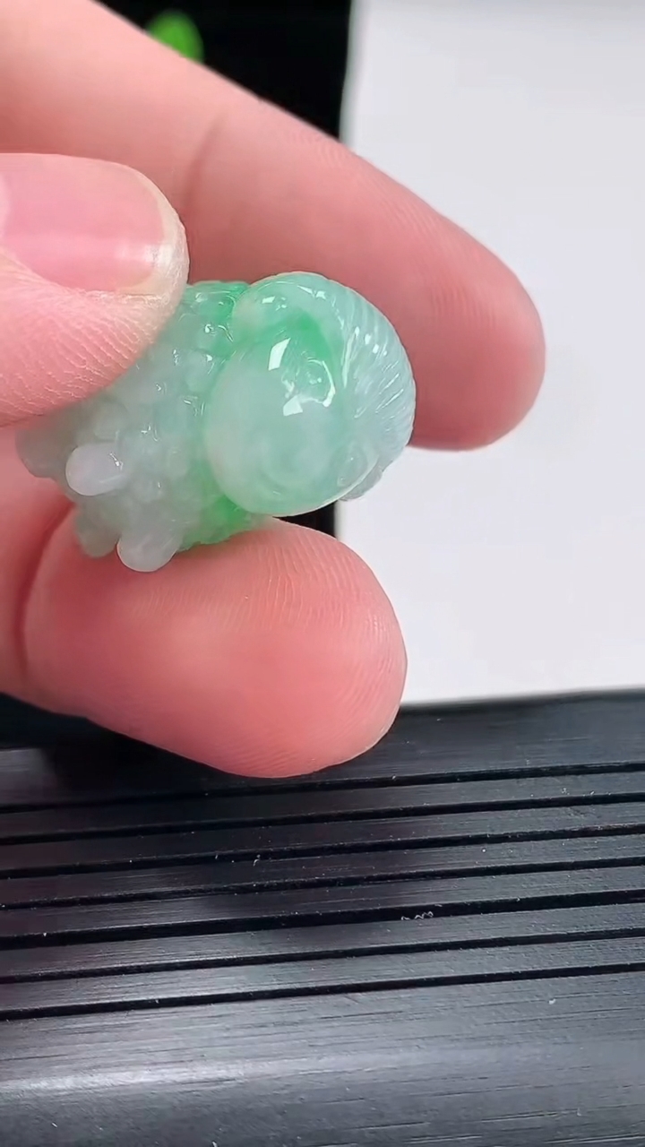 天然A货翡翠生肖羊吊坠，尺寸23.8-19-14.5重量:11.66g
4月25日