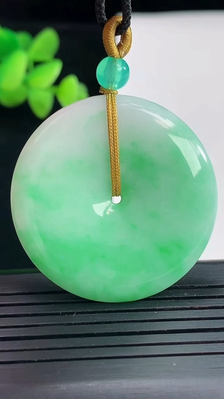 天然A货翡翠平安扣吊坠，尺寸37-5.6重量:16.81g
4月25日