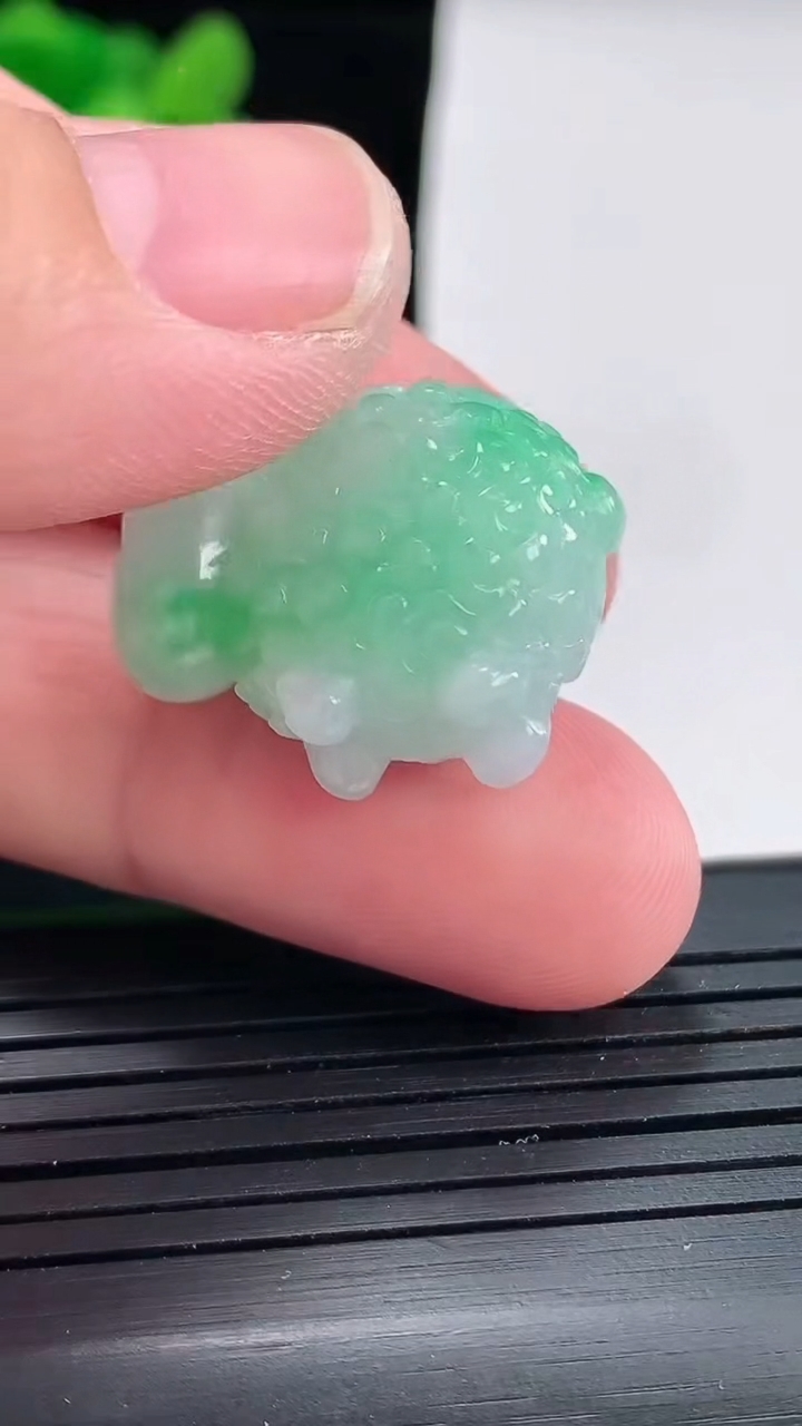 天然A货翡翠生肖羊吊坠，尺寸23.8-19-14.5重量:11.66g
4月25日