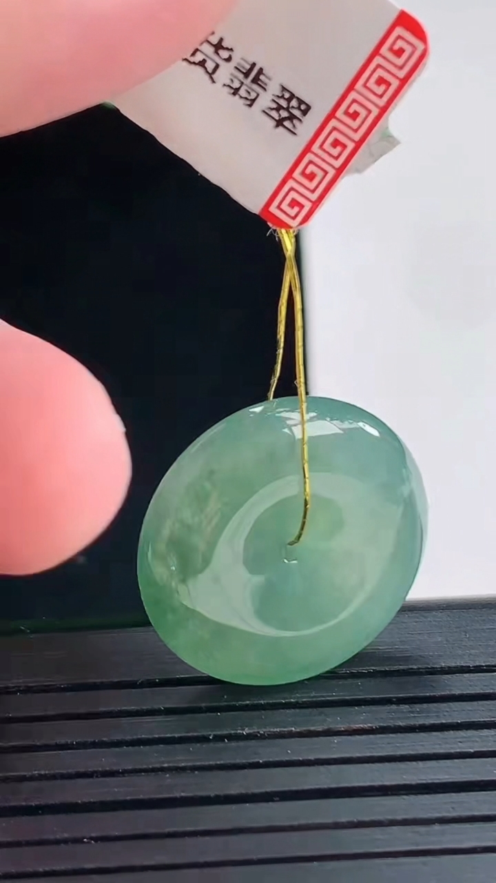 天然A货翡翠平安扣吊坠，尺寸21-5.2重量:5.14g
4月25日