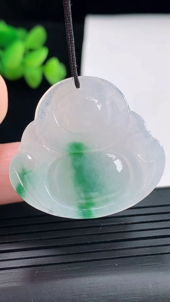 天然A货翡翠飘花佛公吊坠，尺寸32-35-5.8重量:9.92g
4月25日