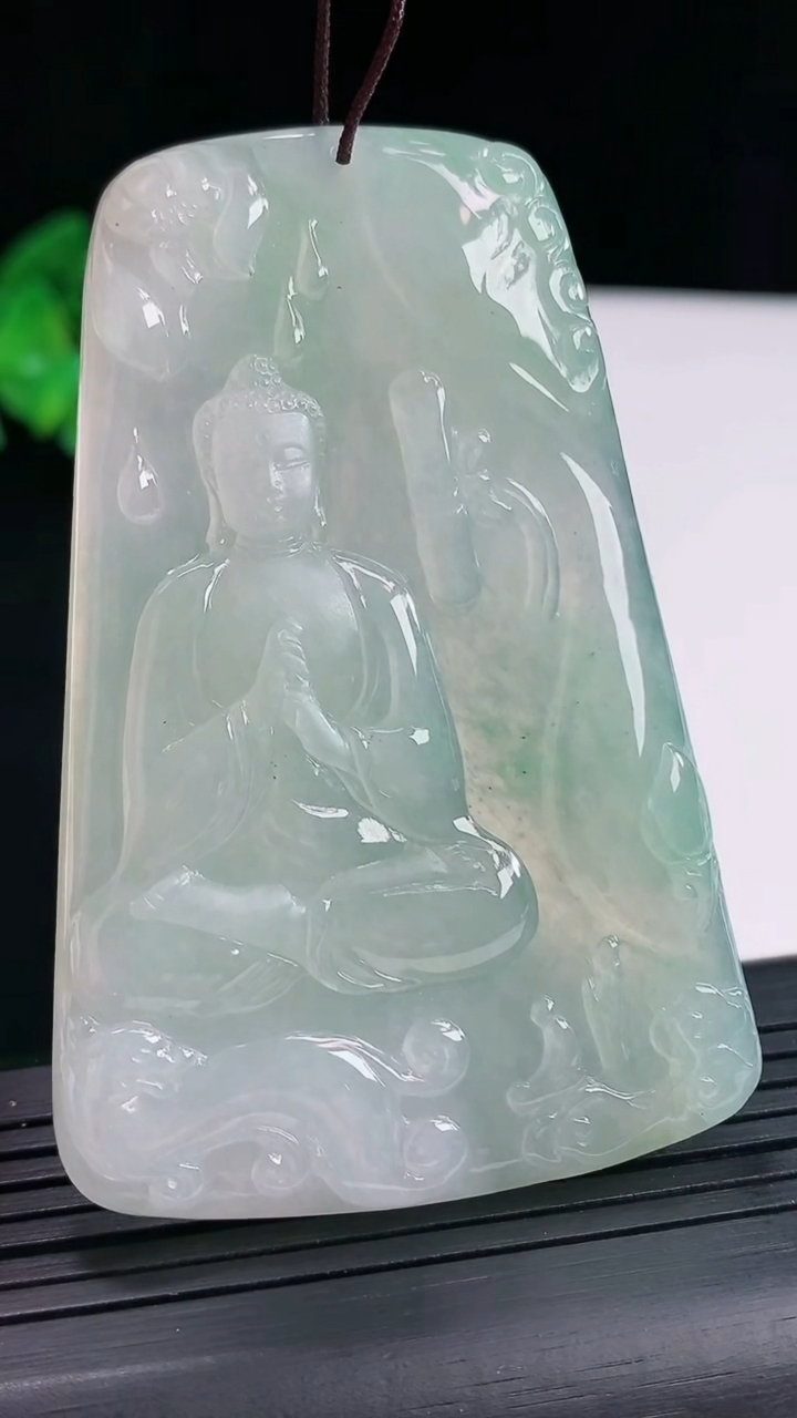 天然A货翡翠大日如来佛吊坠，尺寸67.5-44.5-5.5重量:35.95g
4月25日