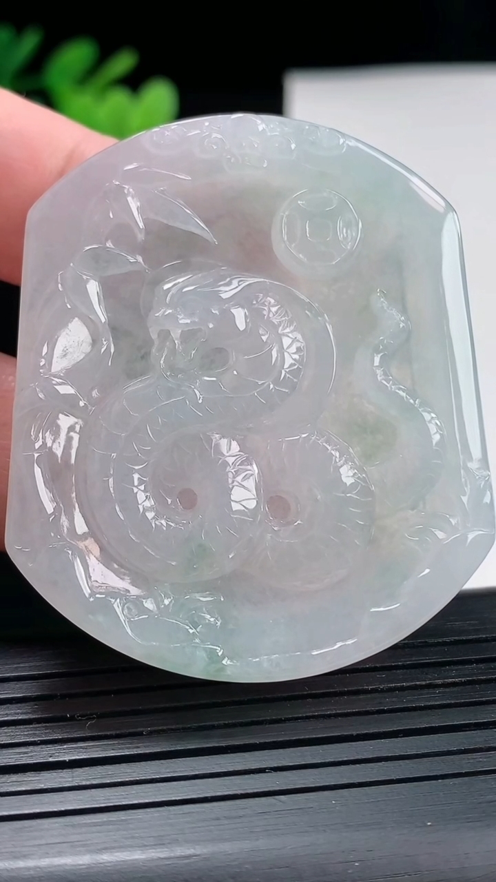 天然A货翡翠生肖蛇吊坠，尺寸52-44-4.8重量:26.28g
4月25日