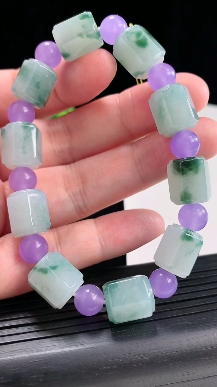 天然A货翡翠飘花路路通手串，尺寸13-11-10颗重量:46.99g4月25日
工厂直销收藏佳品,种