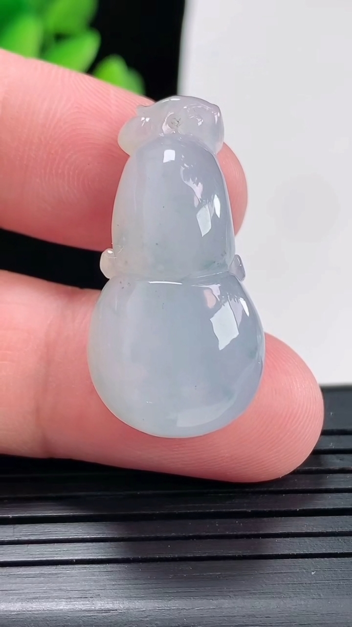 天然A货翡翠飘花葫芦吊坠，尺寸32-16.5-9重量:8.48g
4月25日