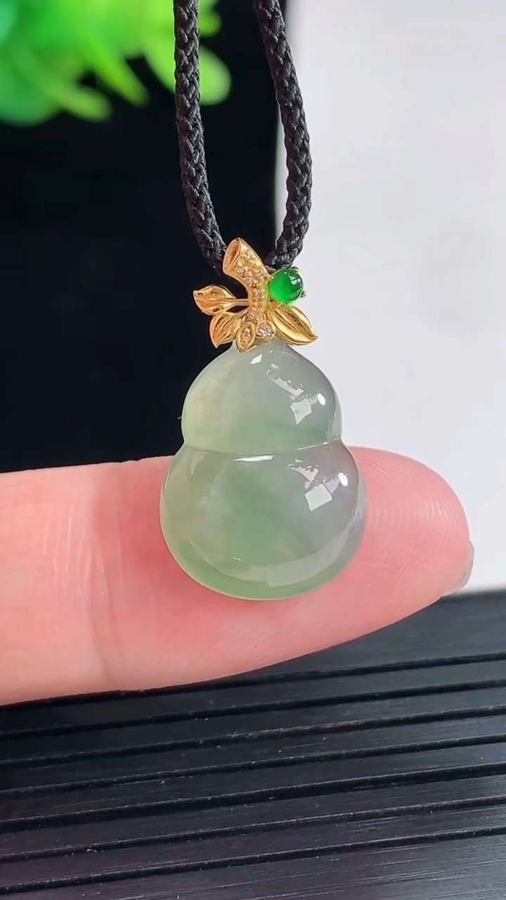 天然A货翡翠葫芦吊坠，尺寸15-12.5-4.5重量:1.74g
4月25日