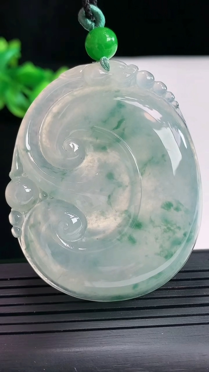 天然A货翡翠种飘花如意吊坠，尺寸57-47-7.6重量:38.28g
4月25日