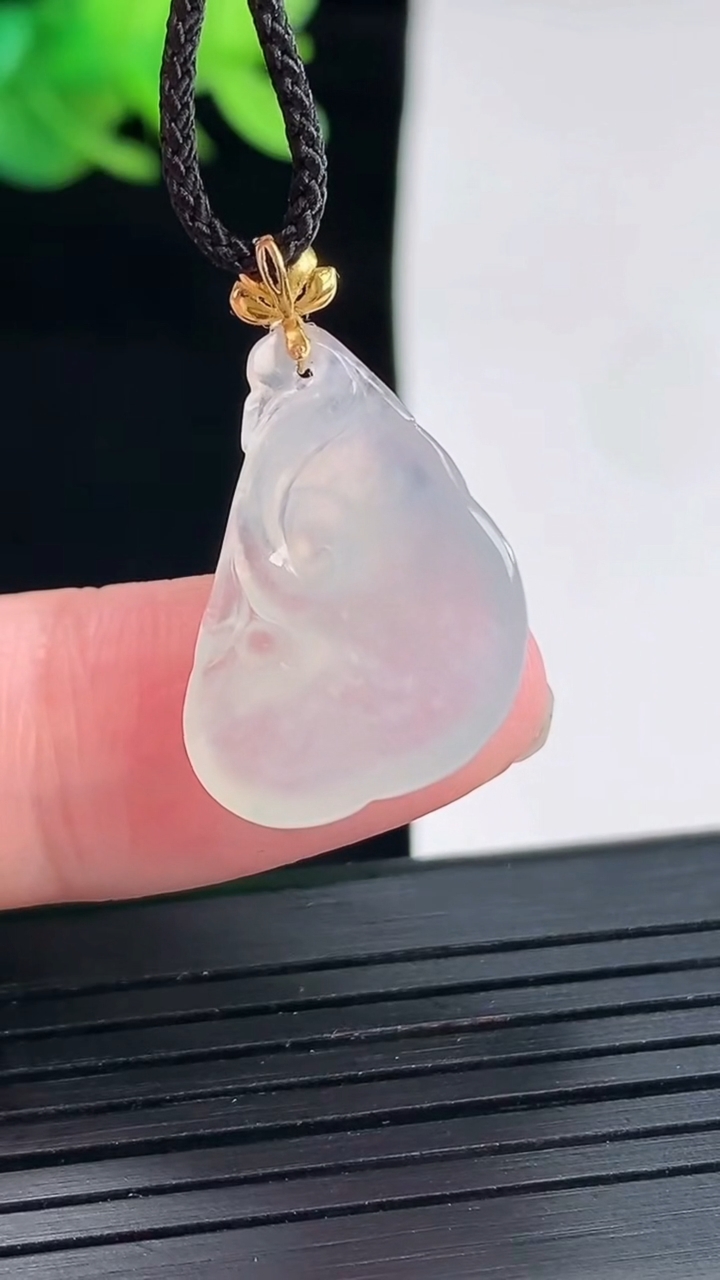 天然A货翡翠种白冰如意吊坠，尺寸22-14.5-5.2重量:2.67g
4月25日