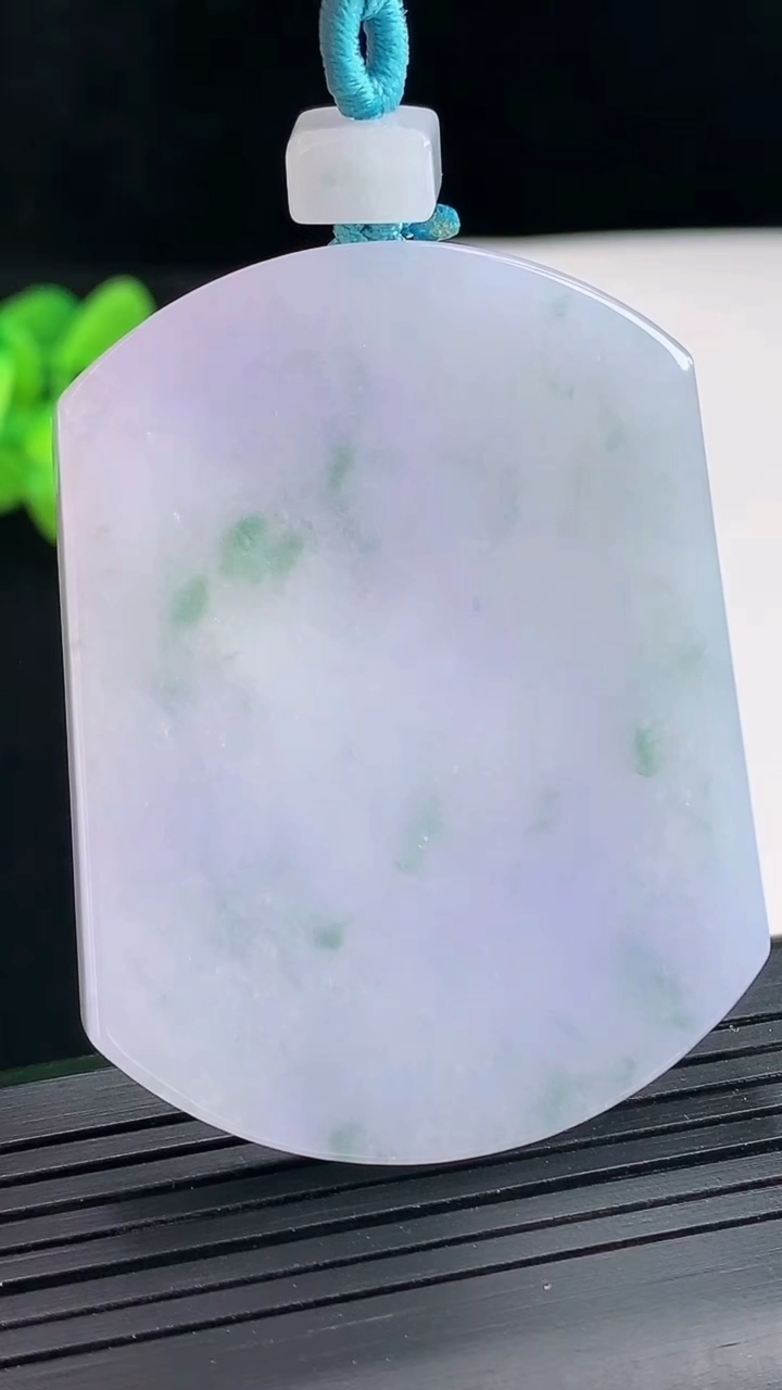 天然A货翡翠紫罗兰 飘花无事牌吊坠，尺寸52-40-5.8重量:37.03g
4月25日