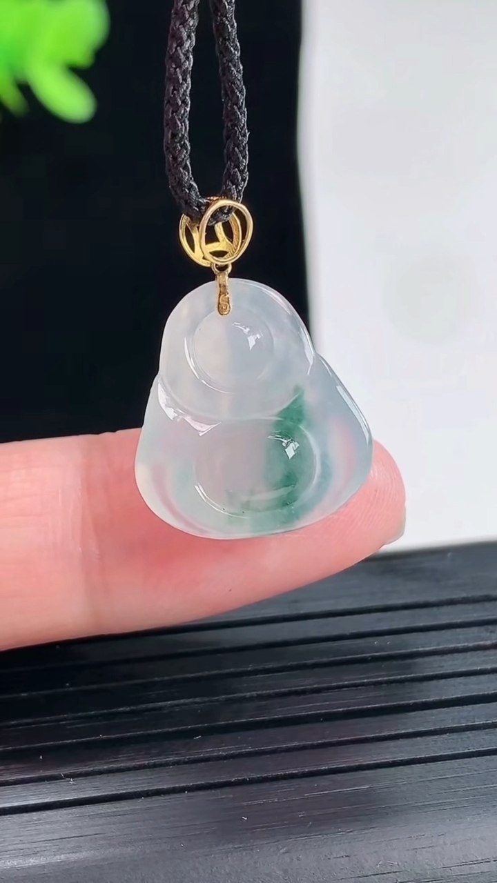 天然A货翡翠种飘花财神爷吊坠，尺寸17.5-16-5重量:2.33g
4月25日