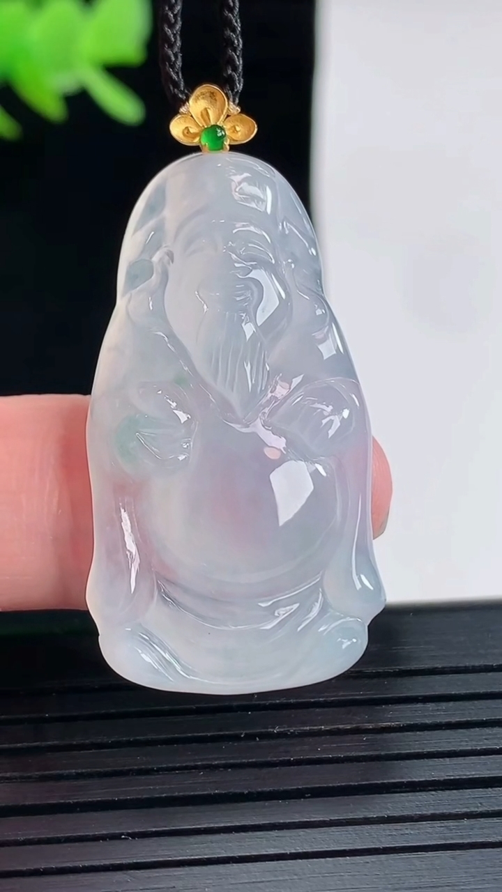 天然A货翡翠种飘花财神爷吊坠，尺寸35.5-20-5.2重量:7.11g
4月25日
