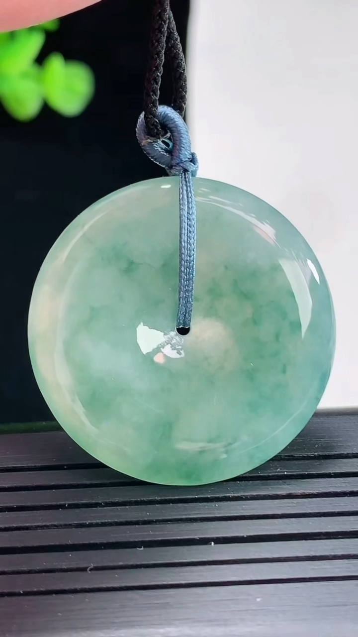 天然A货翡翠飘花平安扣吊坠，尺寸33-5.2重量:12.52g
4月25日