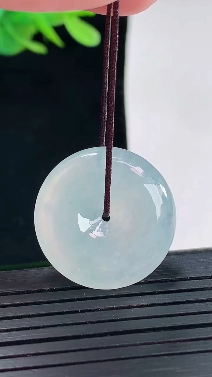 天然A货翡翠平安扣吊坠，尺寸24-5.5重量:6.75g
4月25日