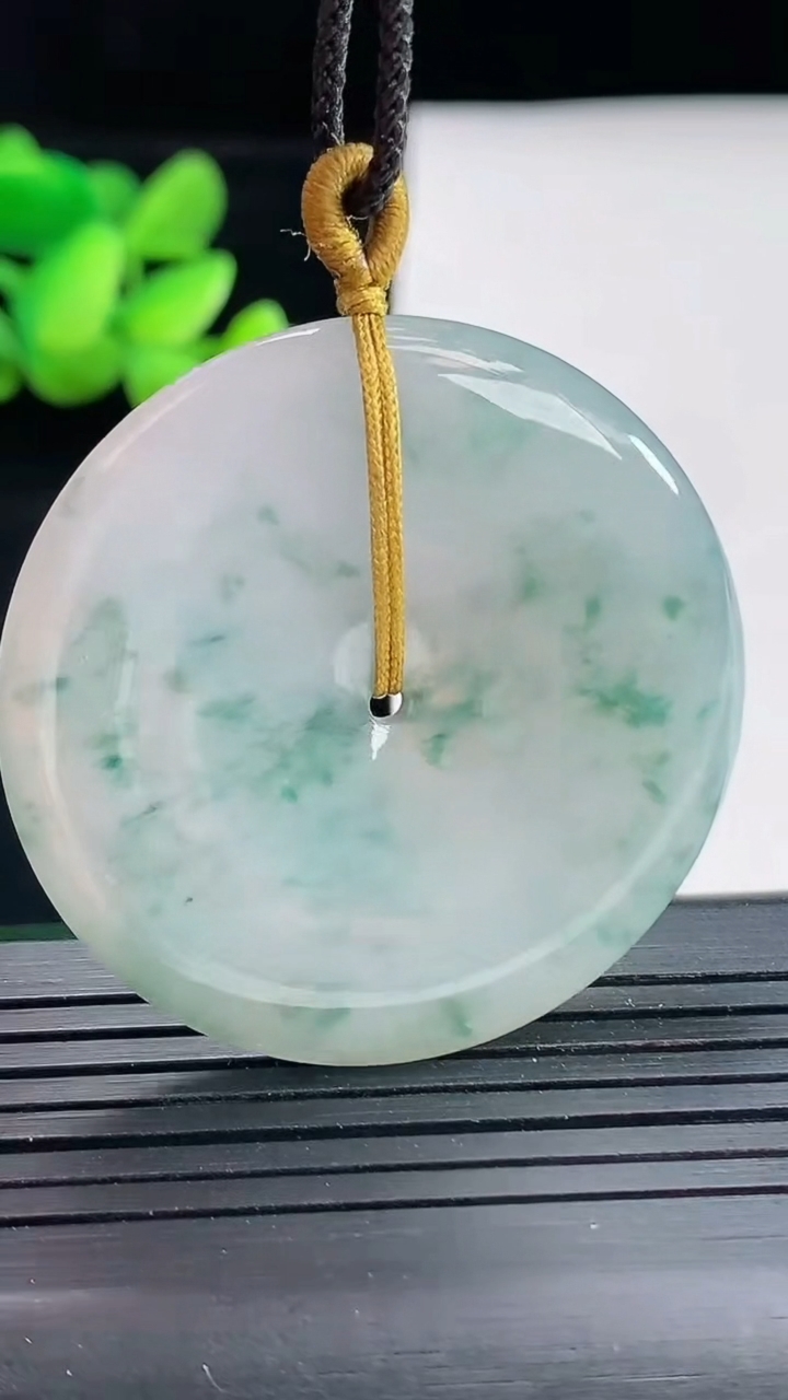 天然A货翡翠飘花平安扣吊坠，尺寸40.5-6重量:20.90g
4月25日