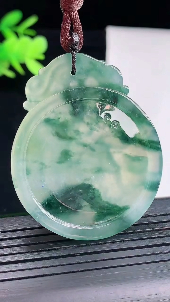 天然A货翡翠冰种飘花生肖马吊坠，尺寸47-38.6-6重量:18.55g
4月25日