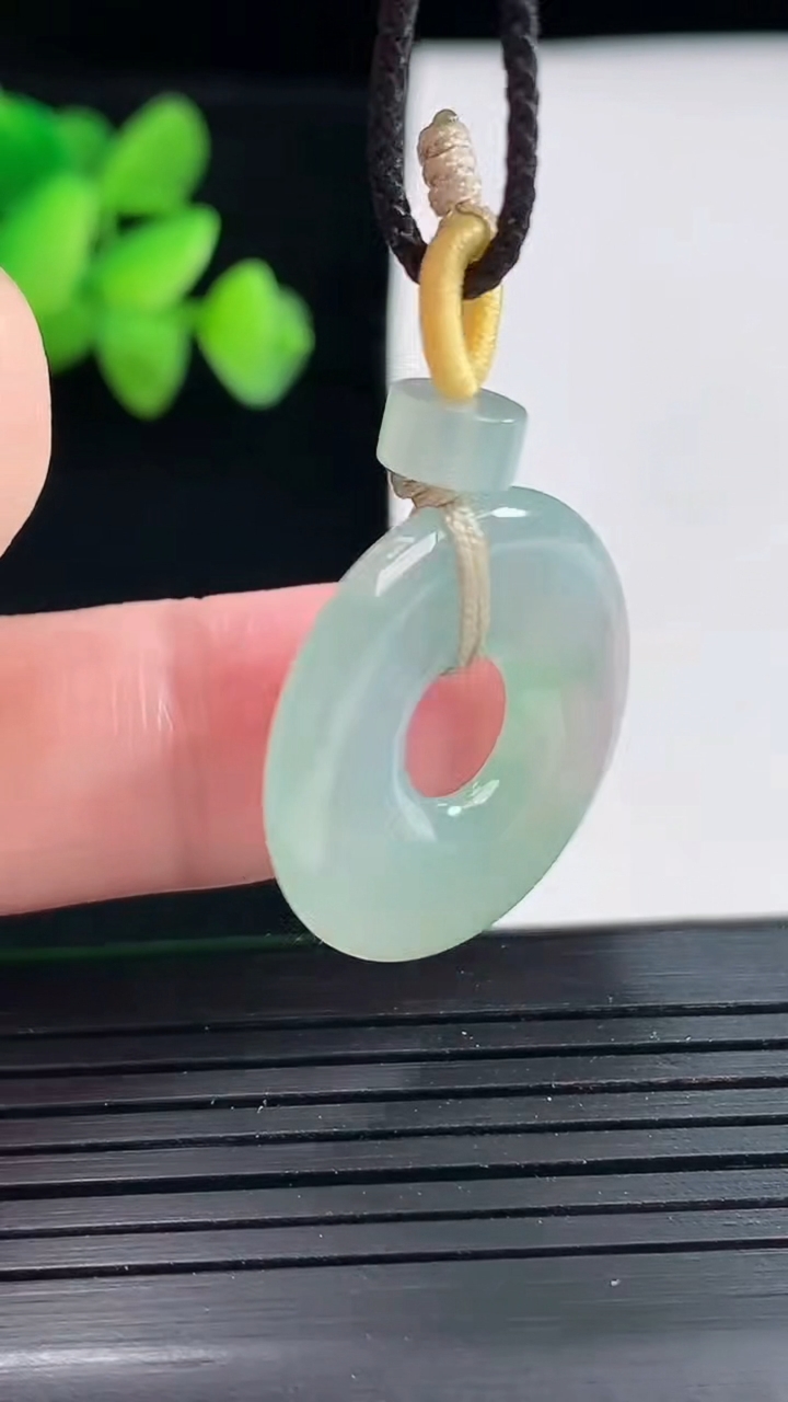 天然A货翡翠平安环吊坠，尺寸24-3.3重量:4.44g
4月25日