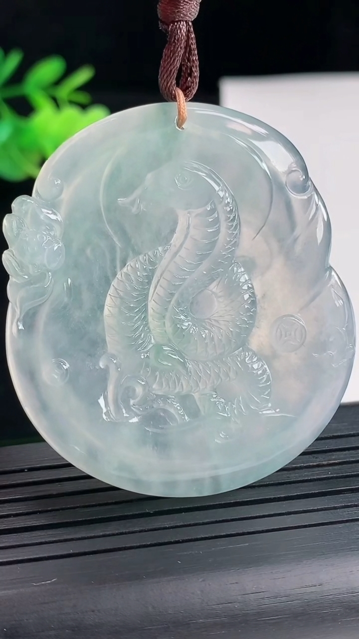 天然A货翡翠生肖蛇吊坠，尺寸51.6-46.5-4.6重量:25.58g
4月25日